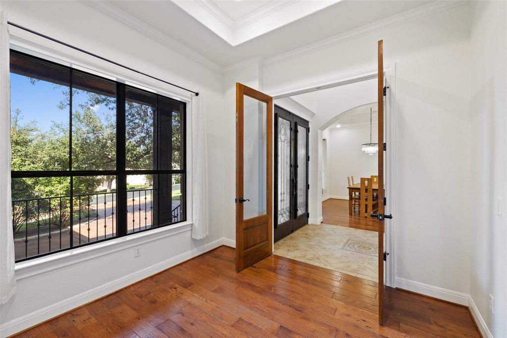 41 Tiburon DR, The Hills, TX 78738