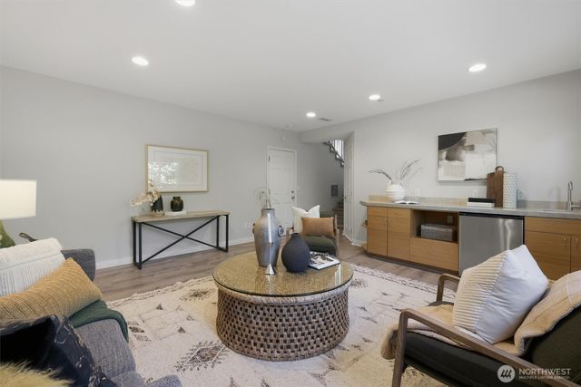 2209 W Lake Sammamish Parkway NE, Redmond, WA 98052