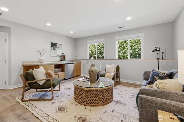 2209 W Lake Sammamish Parkway NE, Redmond, WA 98052