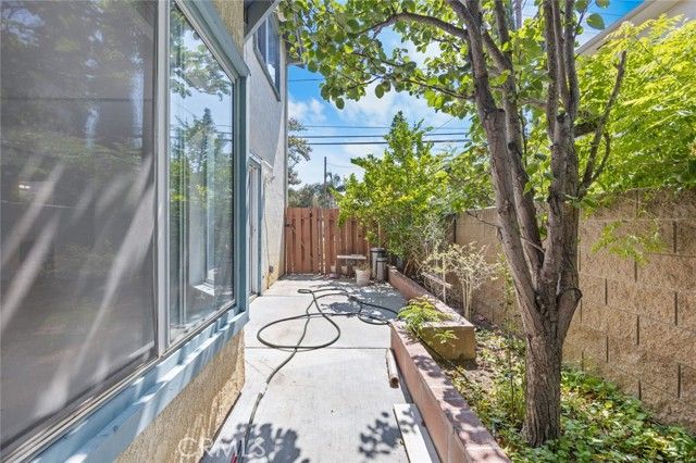 7527 Tampa Avenue 1, Reseda (los Angeles), CA 91335