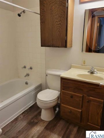 20 Camelot Drive, Mankato, MN 56001