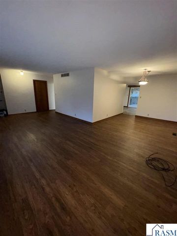 20 Camelot Drive, Mankato, MN 56001