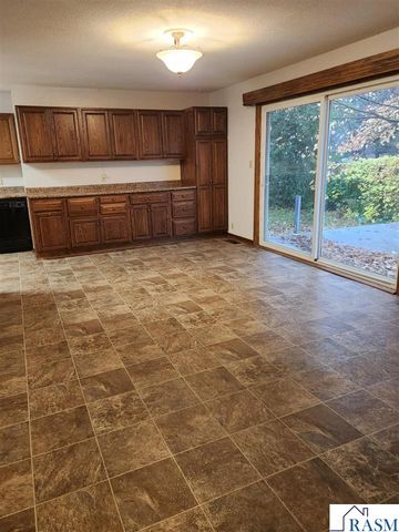 20 Camelot Drive, Mankato, MN 56001