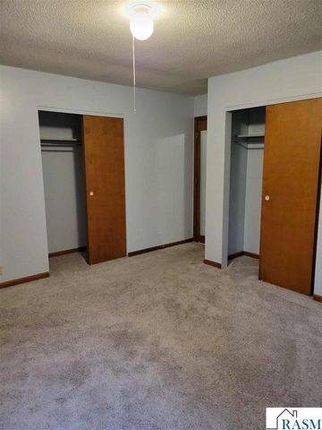 20 Camelot Drive, Mankato, MN 56001