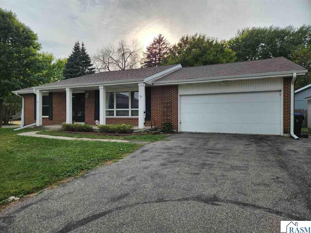 20 Camelot Drive, Mankato, MN 56001