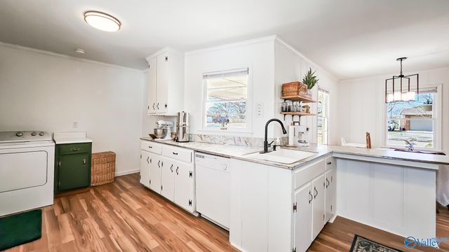 325 Crestview Street, Athens, AL 35611