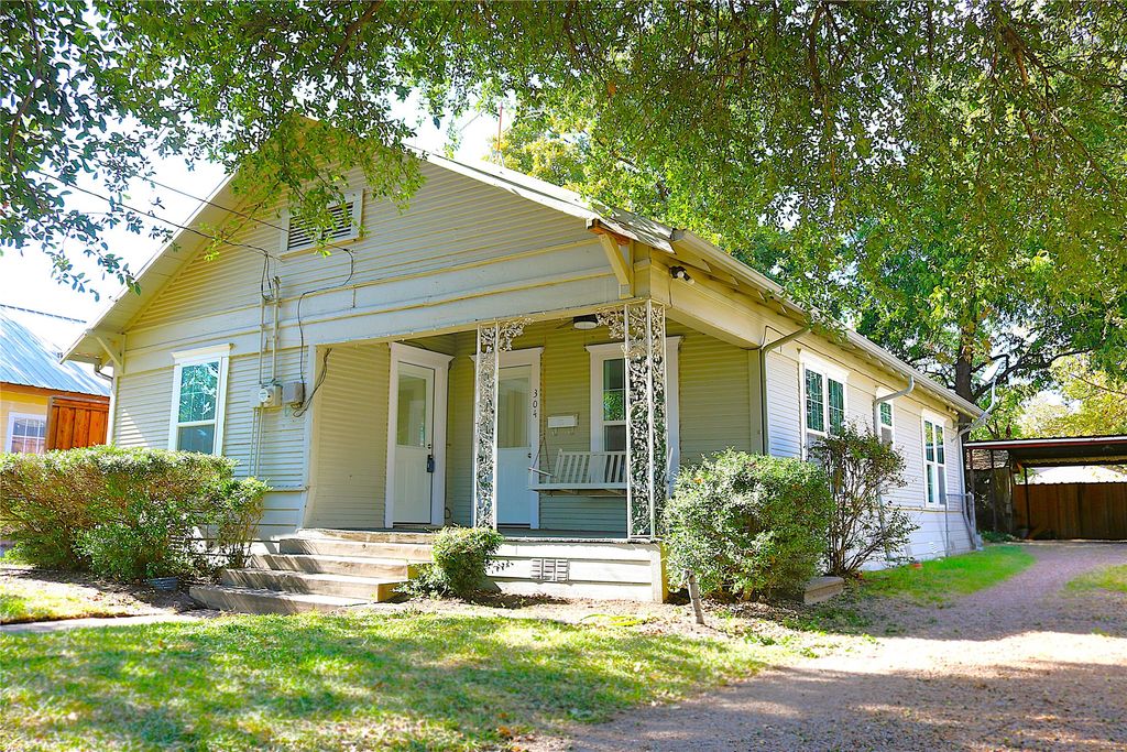 304 E Waco Street, Ennis, TX 75119