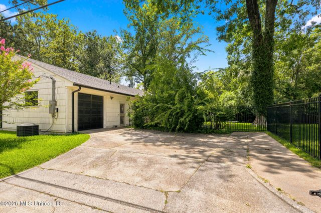 964 Meadow Heights Drive, Jackson, MS 39206