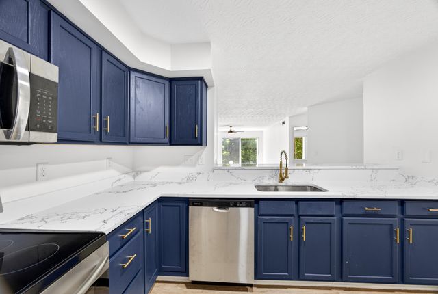 200 Sonoma Court, 102, Cold Spring, KY 41076