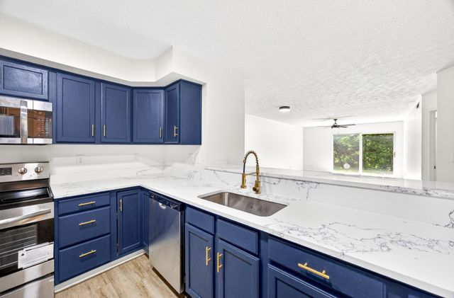 200 Sonoma Court, 102, Cold Spring, KY 41076