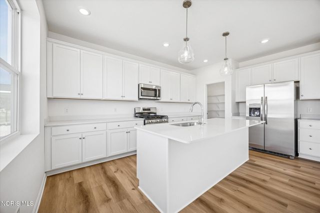 131 Valley Hall Drive, Perrysburg, OH 43551