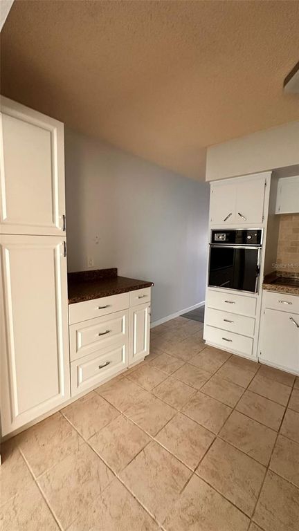 Image 8 of property listing at 2330 ECUADORIAN WAY 32, Clearwater, FL 33763