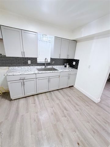 1414 N Vernon Avenue, Flint, MI 48506