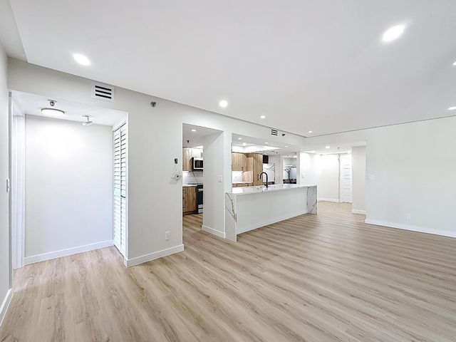 955 Egret B-207, Delray Beach, FL 33444