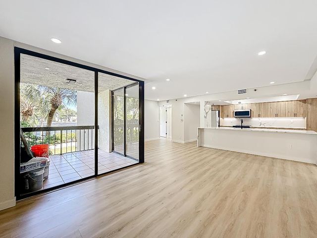 955 Egret B-207, Delray Beach, FL 33444