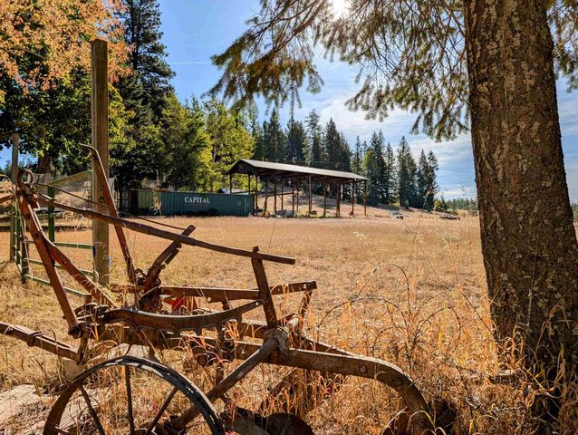 4439 Whittier Rd, Clayton, WA 99110