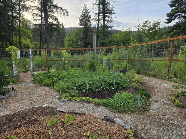 4439 Whittier Rd, Clayton, WA 99110