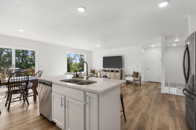 108 N Bison Court, Nixa, MO 65714