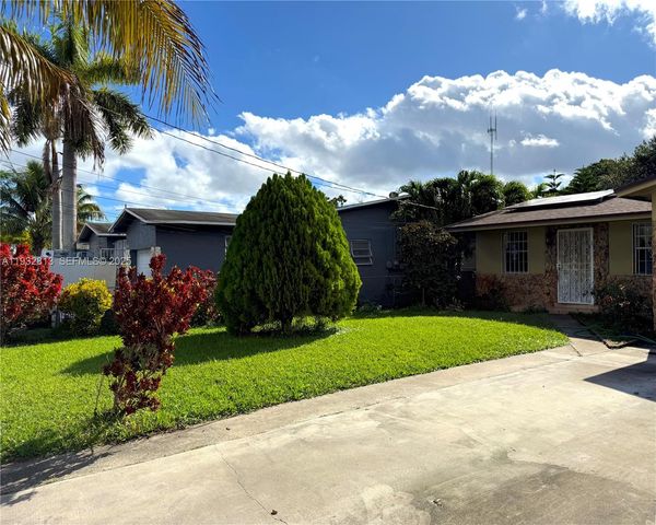 5632 SW 19th St, West Park, FL 33023