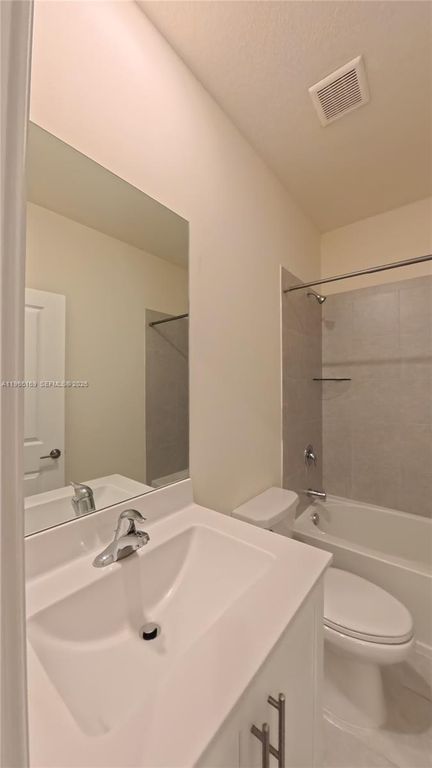 Image 16 of property listing at 3410 W 112th Pl, Hialeah, FL 33018