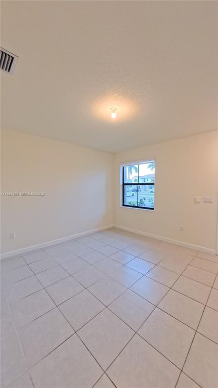 Image 5 of property listing at 3410 W 112th Pl, Hialeah, FL 33018