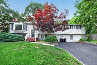 14 Branch Lane, East Setauket, NY 11733