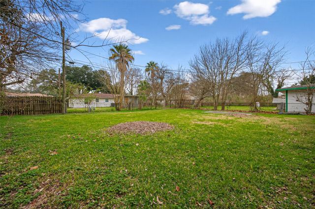 515 24th Avenue N, Texas City, TX 77590