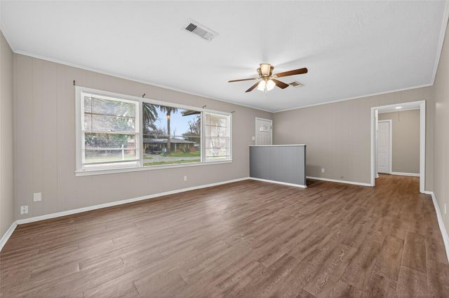 515 24th Avenue N, Texas City, TX 77590