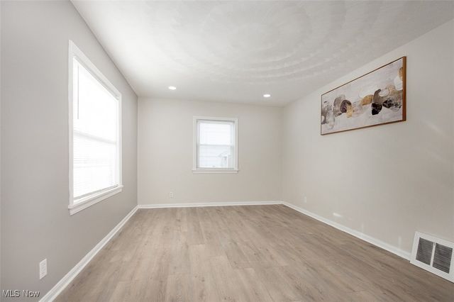 877 N Firestone Boulevard, Akron, OH 44306