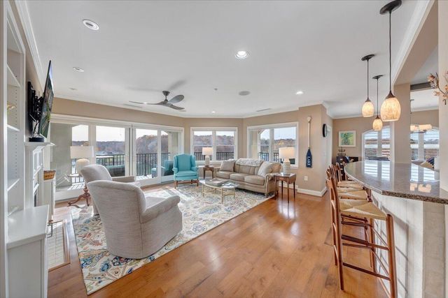 100 Bridgewater Pointe Pl Unit 601, Moneta, VA 24121