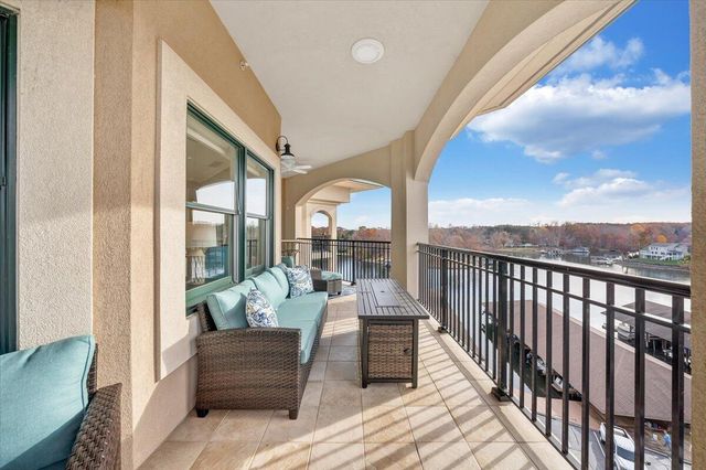 100 Bridgewater Pointe Pl Unit 601, Moneta, VA 24121