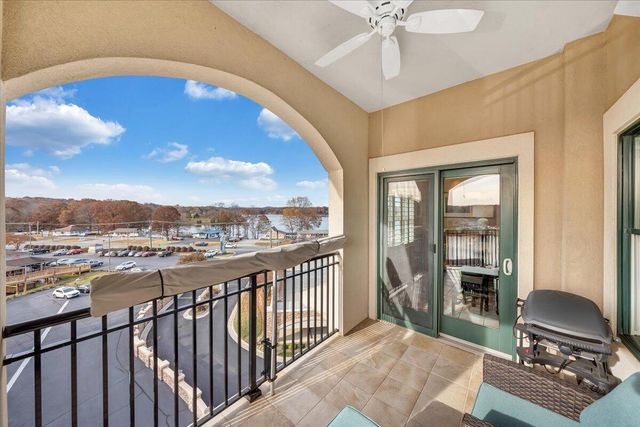 100 Bridgewater Pointe Pl Unit 601, Moneta, VA 24121