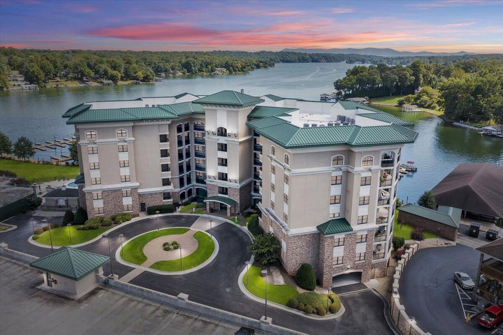 100 Bridgewater Pointe Pl Unit 601, Moneta, VA 24121