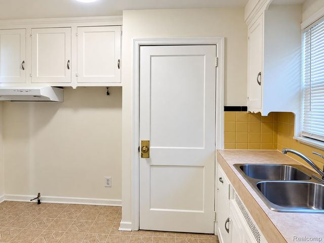 19576 Dresden Street, Detroit, MI 48205