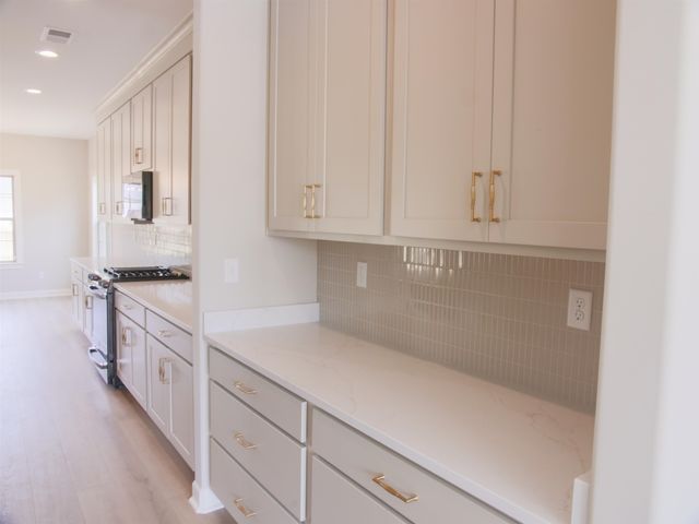 9568 GRAYS HOLLOW DR S, Cordova, TN 38018