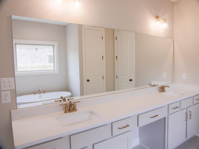 9568 GRAYS HOLLOW DR S, Cordova, TN 38018