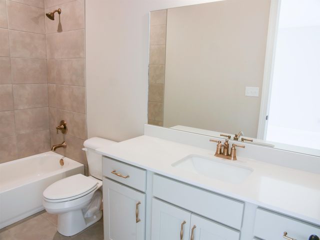 9568 GRAYS HOLLOW DR S, Cordova, TN 38018
