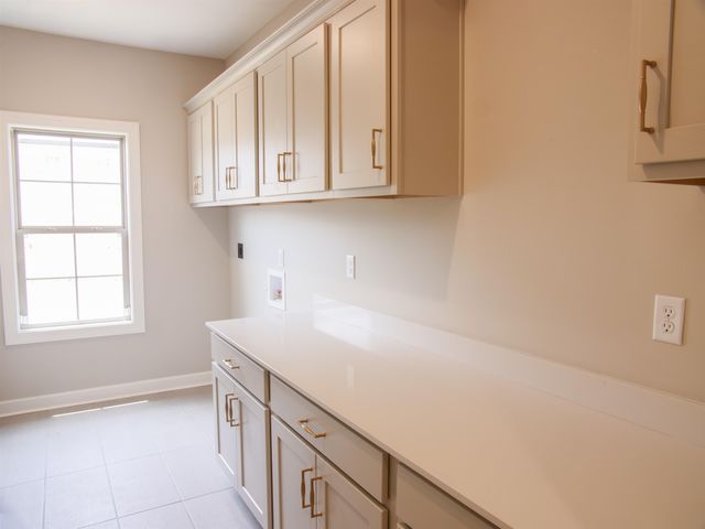 9568 GRAYS HOLLOW DR S, Cordova, TN 38018