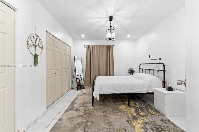 2262 NW 4th St, Miami, FL 33125