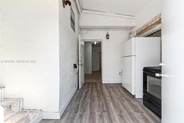 2262 NW 4th St, Miami, FL 33125