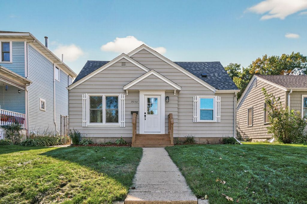 3653 Hubbard Avenue N, Robbinsdale, MN 55422