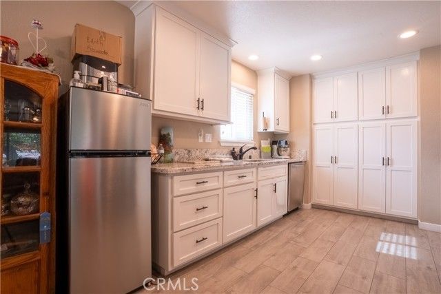 21101 Sitkan Rd, Apple Valley, CA 92308