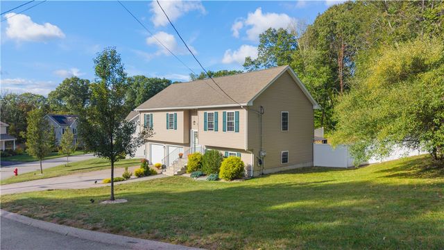 16 Liane Drive, Woonsocket, RI 02895