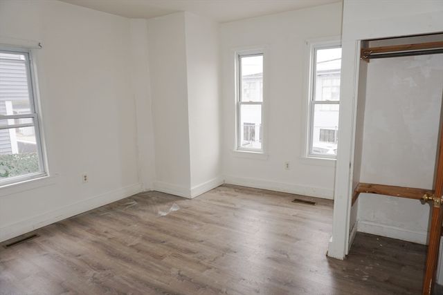 27 Shaw St, Lowell, MA 01851