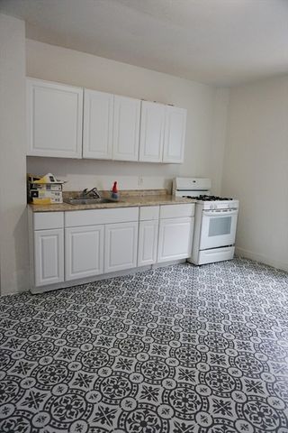 27 Shaw St, Lowell, MA 01851