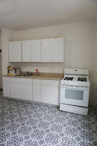 27 Shaw St, Lowell, MA 01851