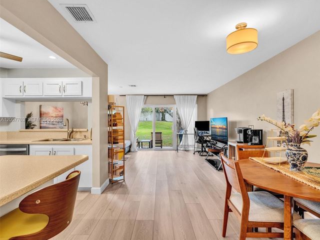 1958 E Discovery Circle E, Deerfield Beach, FL 33442