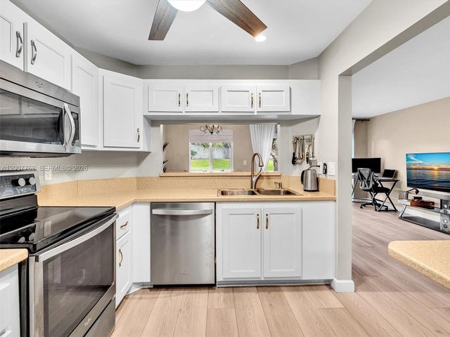 1958 E Discovery Circle E, Deerfield Beach, FL 33442