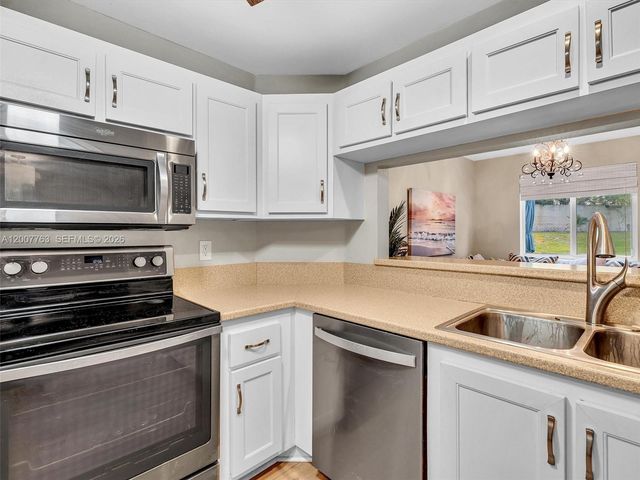 1958 E Discovery Circle E, Deerfield Beach, FL 33442