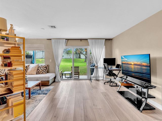 1958 E Discovery Circle E, Deerfield Beach, FL 33442